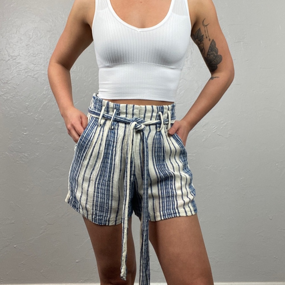 Lulu’s laguna blue and ivory striped highwaist belted shorts XS - Picture 2 of 10